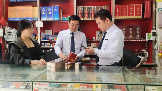 图为执法人员进店开展检查。邓旭能 摄 图为执法人员进店开展检查。邓旭能 摄