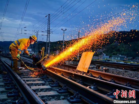 图为作业人员进行焊缝打磨。王林国 摄 图为作业人员进行焊缝打磨。王林国 摄