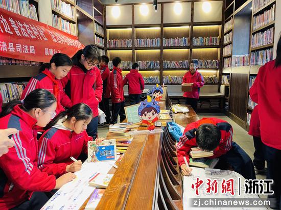 浙江德清,孩子们在国学图书馆看书。乾元镇供图 浙江德清,孩子们在国学图书馆看书。乾元镇供图