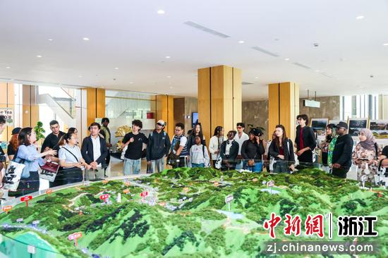 4月,海外留学生走进浙江安吉。殷兴华 摄 4月,海外留学生走进浙江安吉。殷兴华 摄