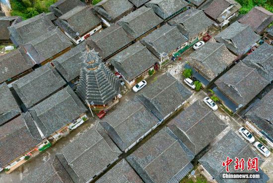 航拍岑报苗寨一隅。