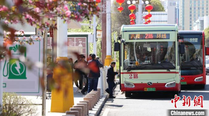 “八樓的2路汽車(chē)”回歸烏魯木齊 復(fù)古公交成文旅新景
