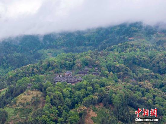 图为4月22日航拍岑报苗寨。