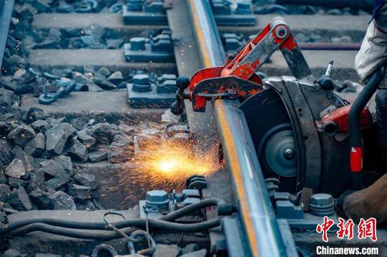 图为作业人员钢轨切割。 董友平摄 图为作业人员钢轨切割。 董友平摄