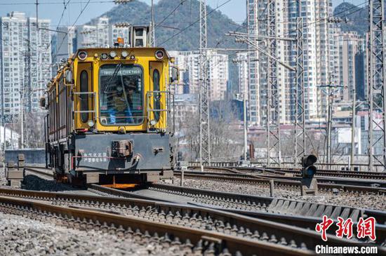 图为大机打磨作业。 刘陵跃 摄 图为大机打磨作业。 刘陵跃 摄