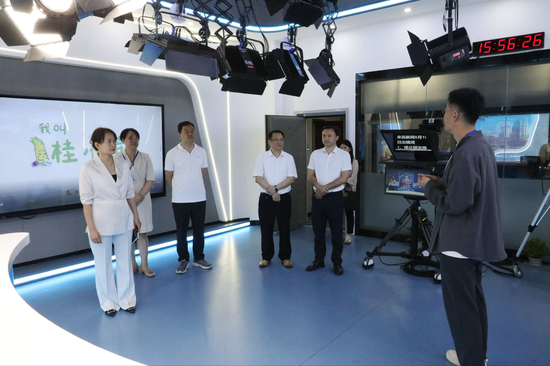 调研组参观全媒体演播室。