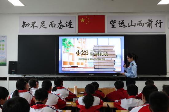 国家税务总局金沙县税务局青年干部利用世界读书日,与金沙县第三中学联合开展主题课堂。图为税务干部为青少年讲解阅读方法。 朱泫粼摄 国家税务总局金沙县税务局青年干部利用世界读书日,与金沙县第三中学联合开展主题课堂。图为税务干部为青少年讲解阅读方法。 朱泫粼摄