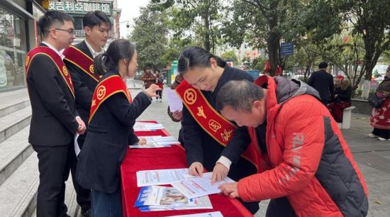 中行凯里分行为客户讲解常见诈骗手段 中行凯里分行为客户讲解常见诈骗手段