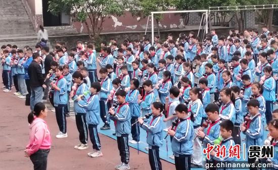 全体1300多名师生齐聚操场,共同练习葫芦丝 全体1300多名师生齐聚操场,共同练习葫芦丝