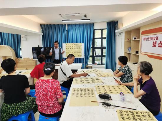 蟠龙社区居民参加公益书法课。 蟠龙社区居民参加公益书法课。