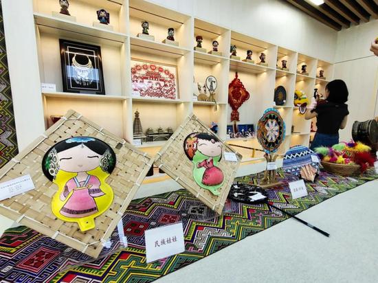 在蟠龙社区党群服务中心,社区专门设置民族文化作品展示区。 在蟠龙社区党群服务中心,社区专门设置民族文化作品展示区。