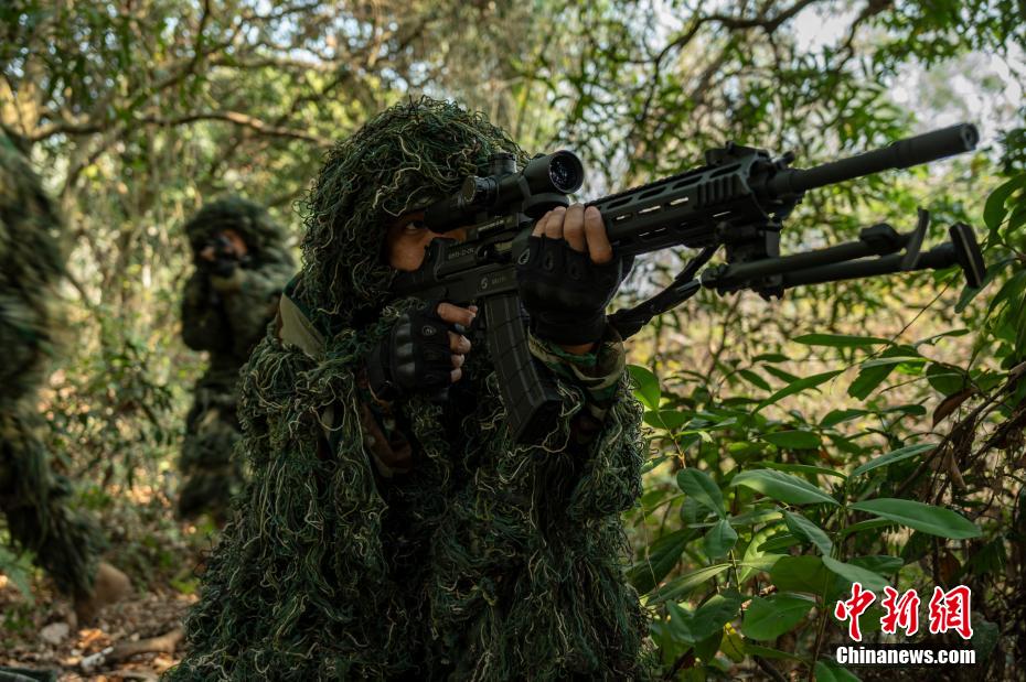 广西玉林武警官兵野外开展实战演练