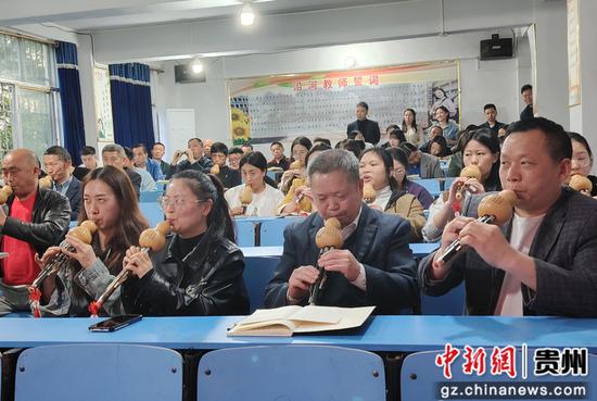 老师们认真学习吹奏技巧 老师们认真学习吹奏技巧
