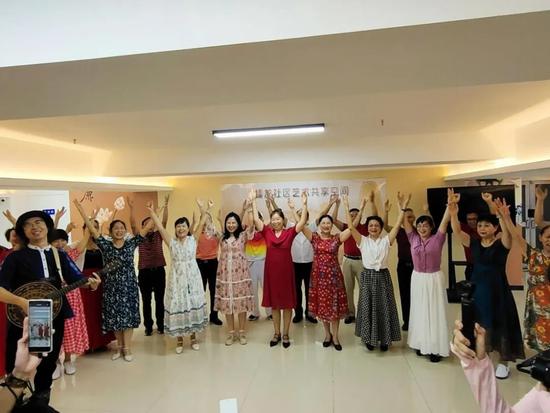 在广西南宁市良庆区蟠龙社区党群服务中心文体活动室,社区各族群众在排练山歌。 在广西南宁市良庆区蟠龙社区党群服务中心文体活动室,社区各族群众在排练山歌。