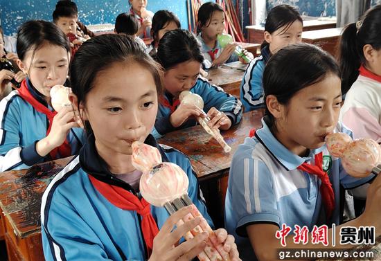 学生们课间时间练习葫芦丝 学生们课间时间练习葫芦丝