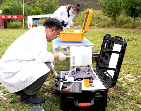 水质监测和分析。(贵州省水文水资源局供图) 水质监测和分析。(贵州省水文水资源局供图)