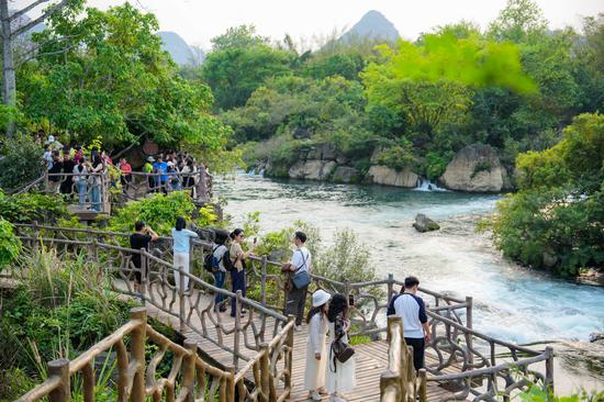 游客畅游龙碧滩。峒那屿湾景区 供图