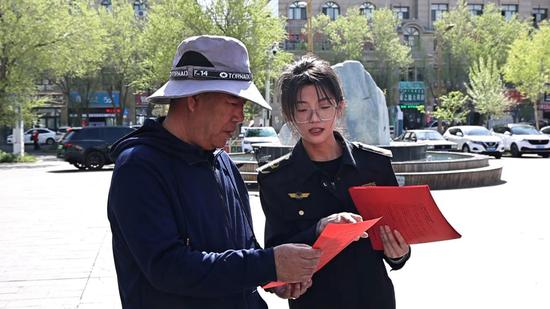 阿拉山口市市場監(jiān)督管理局工作人員正在為市民宣傳知識產(chǎn)權相關內容。布仁巴特 攝