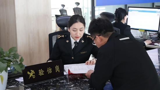 阿拉山口海关关员正在为企业办理通关手续。格日乐图 摄