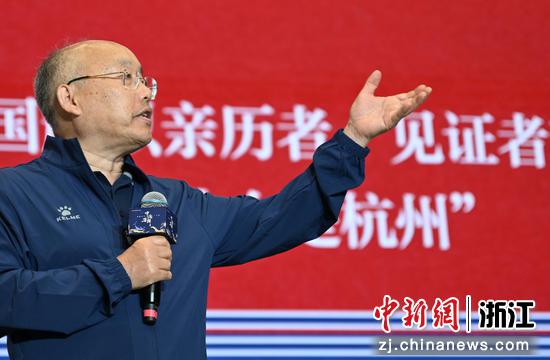 图为:周国辉介绍《有为与有效》。中新社记者 王刚 摄