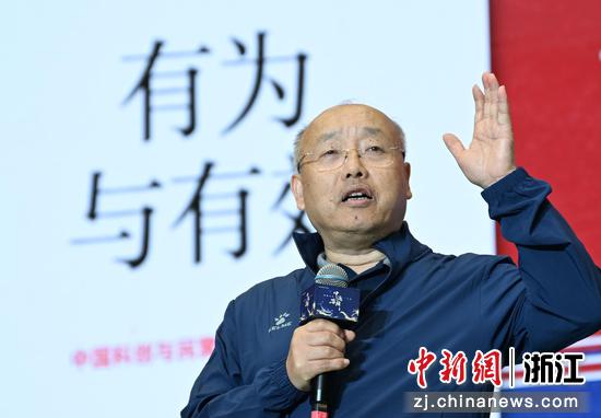 图为:周国辉介绍《有为与有效》。中新社记者 王刚 摄