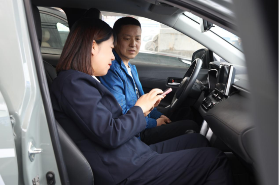 新疆天恒基國(guó)際汽車文化城2025“進(jìn)市場(chǎng) 進(jìn)機(jī)關(guān) 進(jìn)社區(qū)”汽車巡展活動(dòng)現(xiàn)場(chǎng)， 羅新元攝