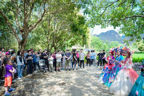 花神巡游。峒那屿湾景区 供图
