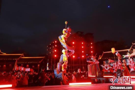 图为民众在“村戏”擂台赛上表演节目。王东 摄 图为民众在“村戏”擂台赛上表演节目。王东 摄