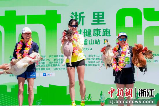 图为选手领取奖品。(主办方供图) 图为选手领取奖品。(主办方供图)