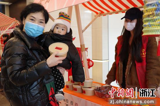 图为:年轻租客参加品质租房企业活动。中新社发 主办方供图