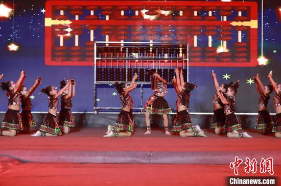 图为民众在“村戏”擂台赛上表演节目。王东 摄 图为民众在“村戏”擂台赛上表演节目。王东 摄