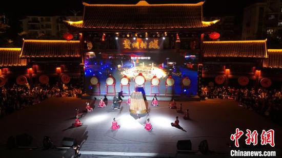 航拍“村戏”擂台赛现场。王东 摄 航拍“村戏”擂台赛现场。王东 摄