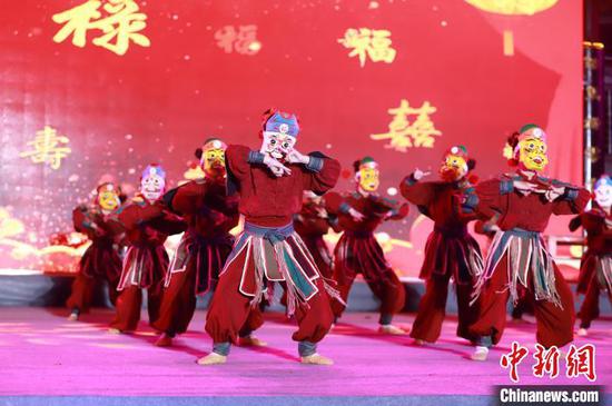 4月26日晚,非遗舞蹈《报福报喜》在“村戏”上展演。 4月26日晚,非遗舞蹈《报福报喜》在“村戏”上展演。