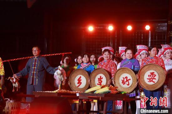 图为“村戏”擂台赛现场。王东 摄 图为“村戏”擂台赛现场。王东 摄