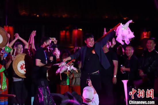 图为“村戏”擂台赛颁奖现场。王东 摄 图为“村戏”擂台赛颁奖现场。王东 摄