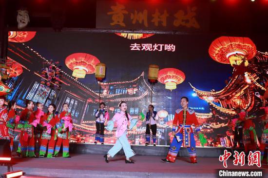 图为民众在“村戏”擂台赛上表演节目。王东 摄 图为民众在“村戏”擂台赛上表演节目。王东 摄