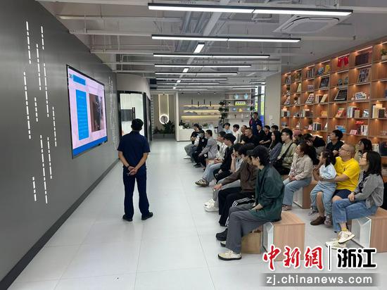 图为:品质公寓里的年轻人沙龙。中新社发 主办方供图