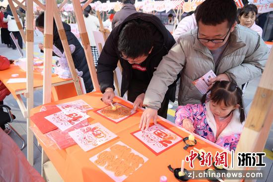 图为:租房企业举办的文化活动吸引年轻租客。中新社发 主办方供图