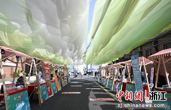 图为:租房市集现场。中新社记者 王刚 摄