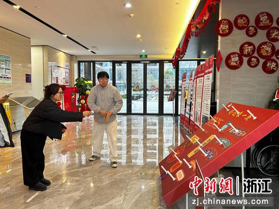 图为:租客在公寓内进行游戏体验。中新社发 主办方供图