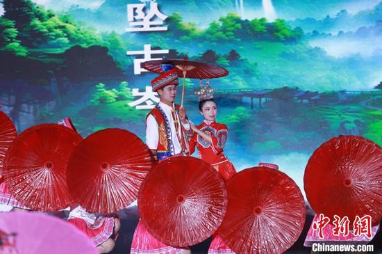 图为舞蹈《伞韵情牵》表演现场。王东 摄 图为舞蹈《伞韵情牵》表演现场。王东 摄