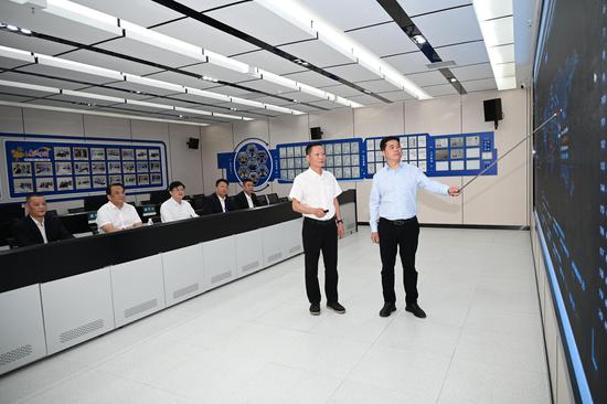 图为办案人员借助虚拟货币态势感知系统研判案情。田方方 摄