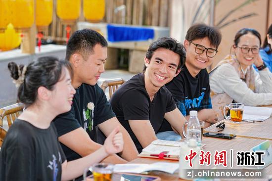 4月25日,中外青年在龙山街道兰博园参与圆桌沙龙。长兴官方供图 4月25日,中外青年在龙山街道兰博园参与圆桌沙龙。长兴官方供图