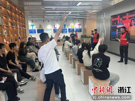 图为:品质公寓里的年轻人沙龙。中新社发 主办方供图