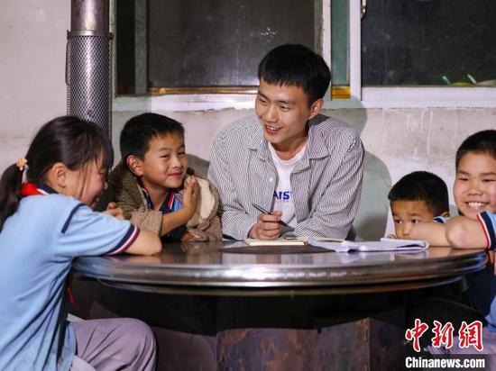 图为刘盛涛在洞坪村辅导孩子们学习。胡攀学 摄 图为刘盛涛在洞坪村辅导孩子们学习。胡攀学 摄