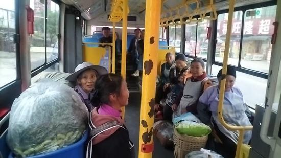 贵安新区芦猫塘村至清镇“惠民公交”车内情景（图片来源：清镇市公交公司）
