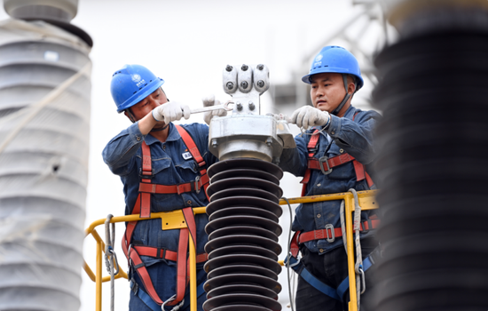4月25日,且末750千伏变电站工程现场,电力员工在66千伏区进行金具安装作业。马元 摄 4月25日,且末750千伏变电站工程现场,电力员工在66千伏区进行金具安装作业。马元 摄