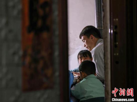 图为刘盛涛在洞坪村辅导孩子们学习。胡攀学 摄 图为刘盛涛在洞坪村辅导孩子们学习。胡攀学 摄
