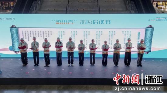 图为:“站小青”志愿者发出倡议。中新社发 徐虎 摄