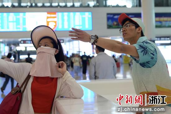 图为:“站小青”志愿者服务瞬间。中新社发 徐虎 摄